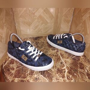 Guess women's fas8 casual shoes sneakers blue size 7.5.     539